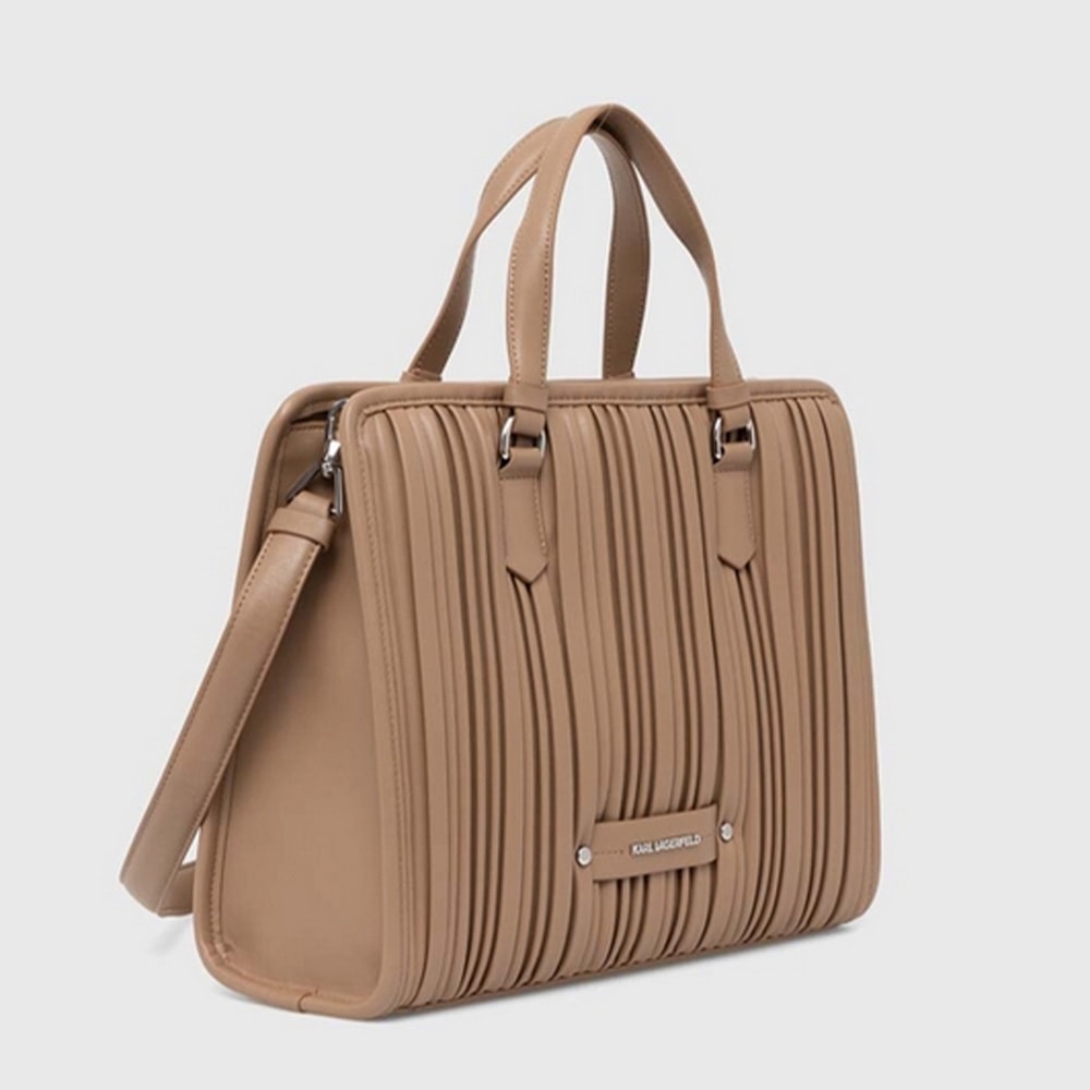 Compra el bolso tote plisado Karl Lagerfeld en color taupe - Gallery Carrile foto 3