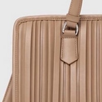 Compra el bolso tote plisado Karl Lagerfeld en color taupe - Gallery Carrile foto 7