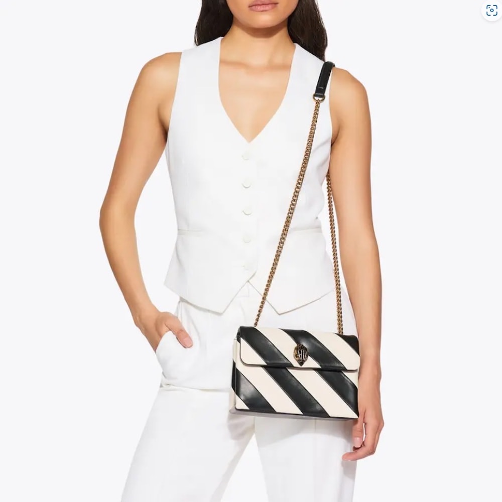 Bolso Kurt Geiger blanco y negro con cadena dorada | Diseño elegante | Gallery Carrile foto 2