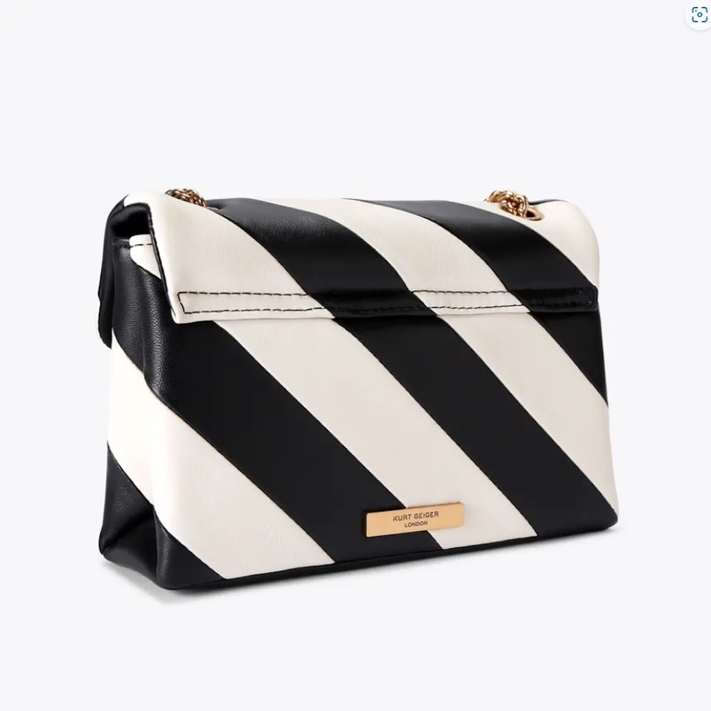 Bolso Kurt Geiger blanco y negro con cadena dorada | Diseño elegante | Gallery Carrile foto 4