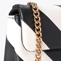 Bolso Kurt Geiger blanco y negro con cadena dorada | Diseño elegante | Gallery Carrile foto 6