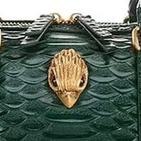 Bolso Kurt Geiger en piel con textura serpiente verde disponible en Gallery Carrile foto 6