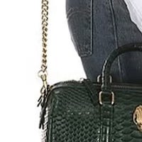 Bolso Kurt Geiger en piel con textura serpiente verde disponible en Gallery Carrile foto 7