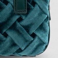 Bolso Kurt Geiger Mini Kensington Verde Terciopelo Trenzado - Elegancia y Exclusividad foto 5